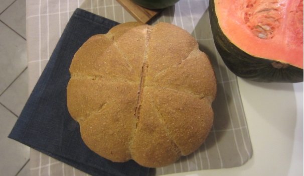 Ed ecco questo profumatissimo pane alla zucca pronto per essere gustato.