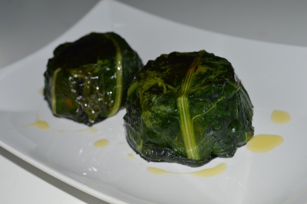 Servite i tortini di cicoria ripieni di spaghetti con alici, olive nere e mandorle ben caldi. Buon appetito!