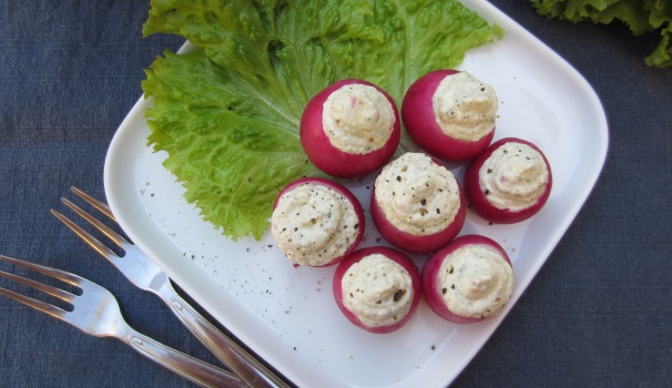 Ed ecco i ravanelli ripieni con crema di ricotta salata pronti per essere serviti.