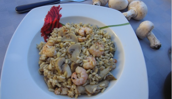 Servite il risotto con funghi e gamberetti ben caldo.