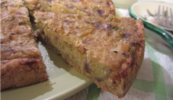 Servite la vostra torta salata con verza e panna acida calda o fredda, come preferite.
 