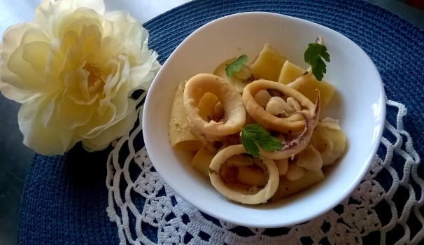 Le mezze maniche con cannellini e anelli di totano sono pronte per essere servite ai vostri ospiti.