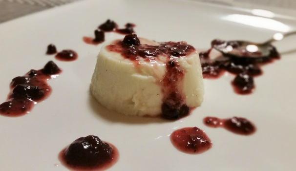 Servite la panna cotta accompagnata da un topping a vostro piacere, dal semplice cioccolato fuso ad una composta di frutti di bosco.