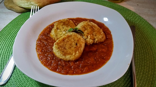 Ed ecco le polpettine di miglio in crema di peperoni pronte per essere servite.