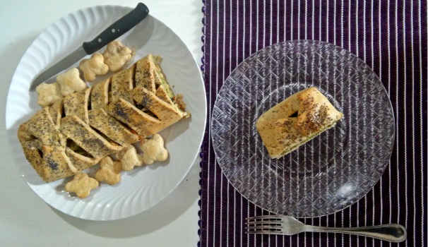 Una volta sfornato aspettate che si raffreddi leggermente, dopodichè servite in tavola il vostro strudel salato broccoli e salmone con bimby.