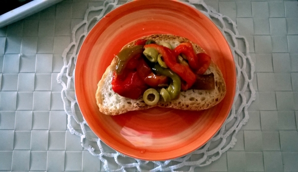 I peperoni grigliati con olive e capperi sono pronti per essere gustati insieme ai vostri ospiti.