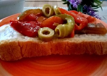 Peperoni grigliati con olive e capperi