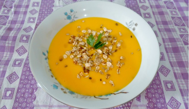 Ed ecco pronta in pochissimo tempo una vellutata di zucca con bimby, sana e gustosa. Servitela con un filo d’olio extravergine d’oliva, e se volete, con una spolverata di fiocchi d’avena e semi di girasole o di zucca.