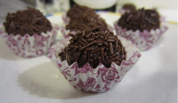 Servite i brigadeiros con uno spumate dolce, perfetti in ogni occasione.