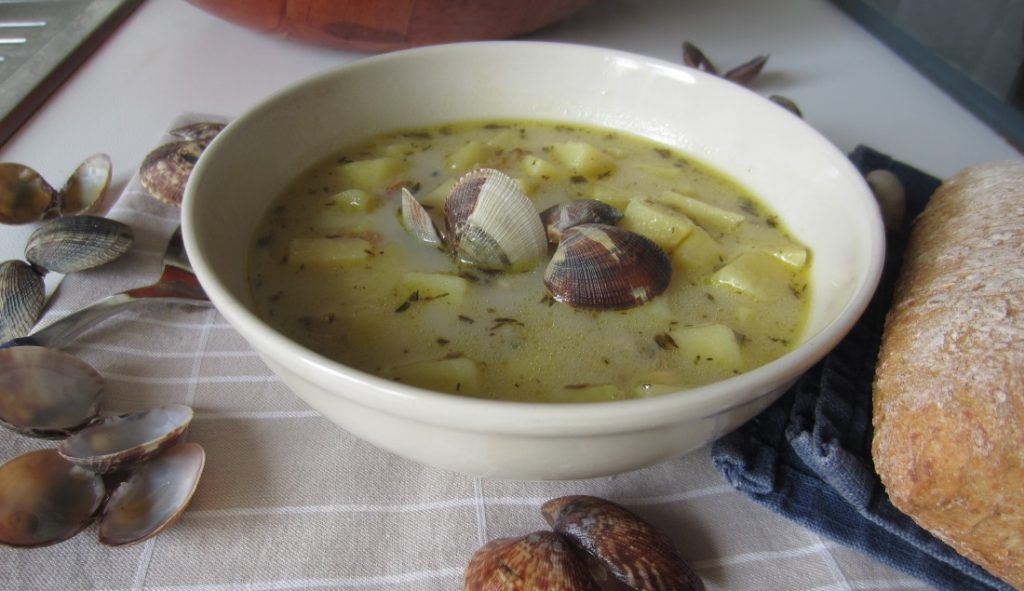 Impiattamento finale: Clam Chowder ricetta americana