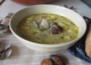 Impiattamento finale: Clam Chowder ricetta americana