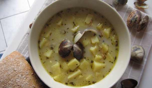 Servite la clam chowder accompagnata con del pane tostato e un rametto di timo fresco.