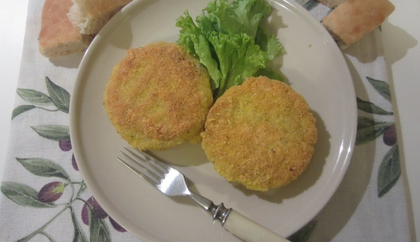 Servite le cotolette di pesce e patate ben calde accompagnate con una fresca insalata.