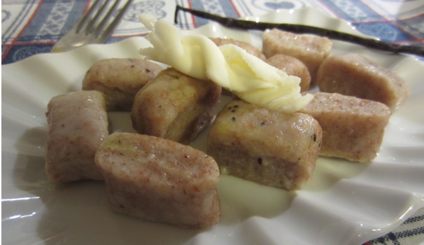 Gli gnocchi dolci con ricotta e vaniglia caldi con un po’ di burro sono un ottimo modo per iniziare la giornata.