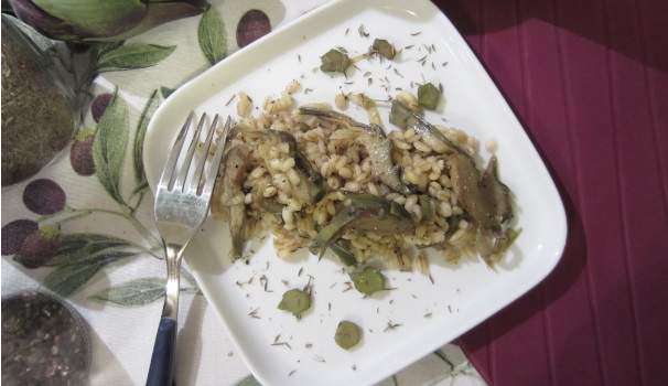 Servite in tavola l‘orzo con carciofi e timo, un piatto davvero squisito.