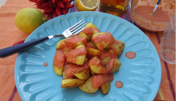 Ed ecco pronte le patatas bravas, una cena saporita, originale e molto leggera.