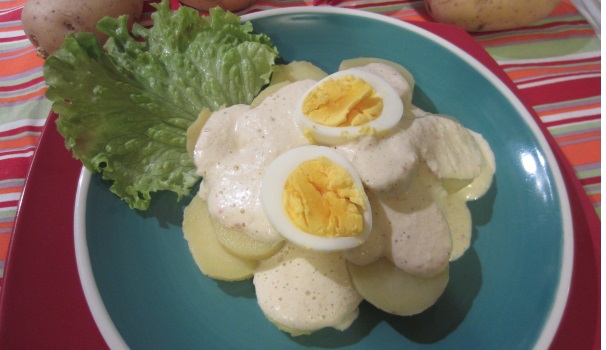 Le patate all’huancaina sono pronte per essere servite, un pasto sano, leggero e appagante.