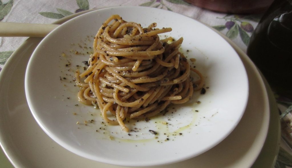 Pesto con olive nere e gorgonzola saporito