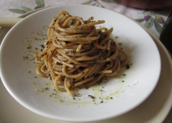 Pesto con olive nere e gorgonzola saporito