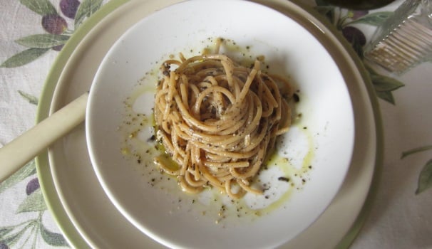 Un ottimo piatto di spaghetti condito con il pesto di olive nere e gorgonzola è un modo per trasformare la cena in un vero e proprio successo.