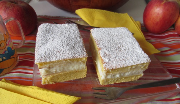 La torta kinder paradiso è pronta per essere gustata, magari accompagnata da un bicchiere di latte freddo.