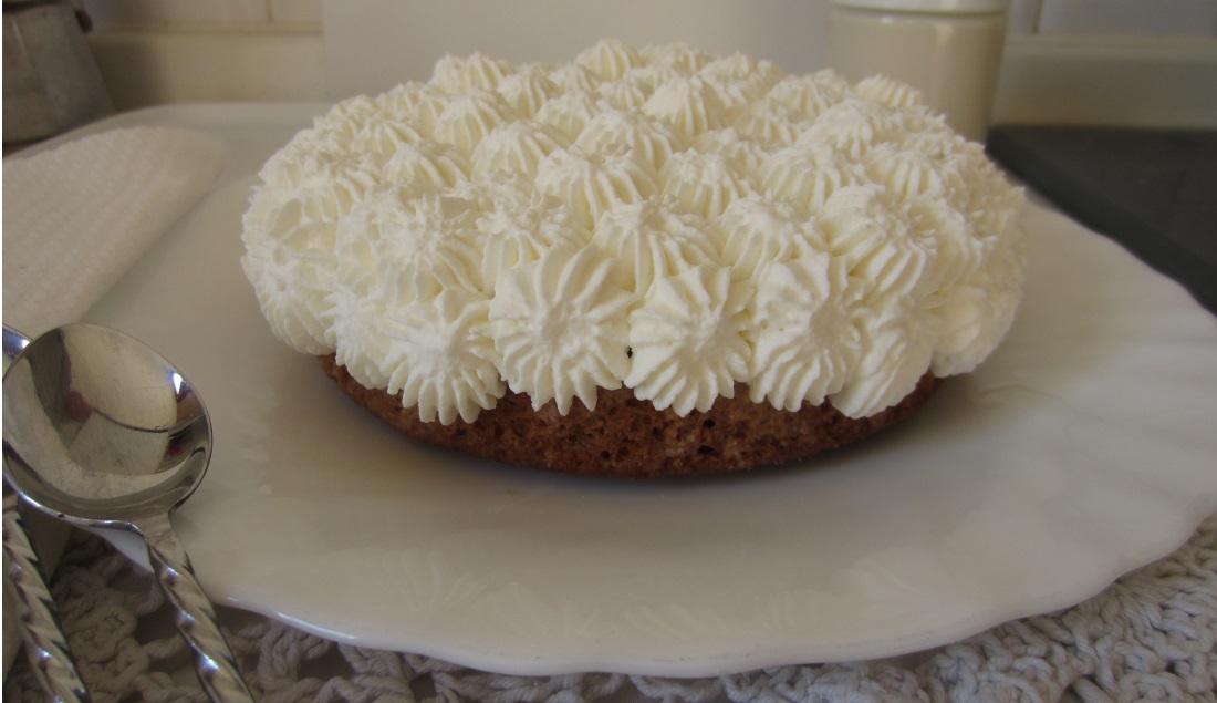 Servite la torta tres leches con una tazza di buon caffè.