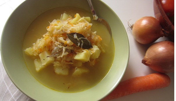 Ed ecco la zuppa di crauti pronta per essere servita, un piatto saporito che riscalda e sazia.