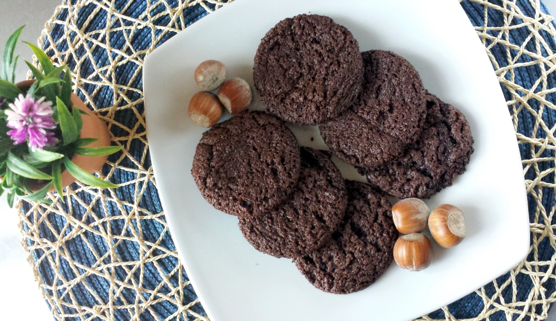 Lasciateli raffreddare e poi gustatevi i vostri deliziosi biscotti con zenzero e cioccolato.