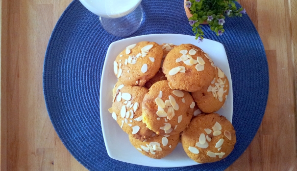 I cookies di mais con cioccolato bianco e mandorle sono pronti per essere gustati.