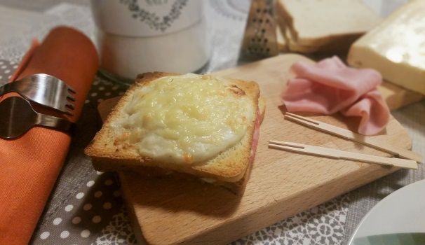 Servite il croque monsieur ben caldo.