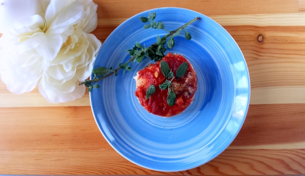 I medaglioni di pollo alla parmigiana sono pronti per essere serviti ai vostri ospiti.