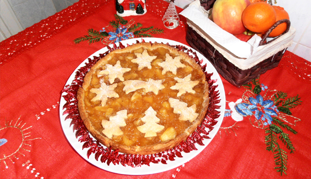 Una volta raffreddata, adagiate la crostata di mele con bimby su un vassoio e servitela con una spolverata di zucchero a velo.