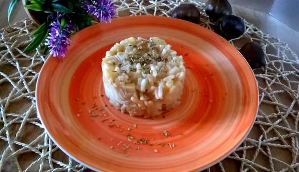 Il risotto verza e patate è pronto per essere servito.