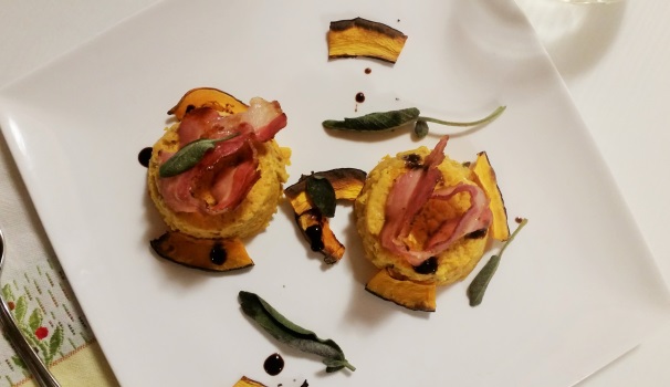 Servite gli sformatini di zucca con bacon e salvia caldi con qualche goccia di aceto balsamico.