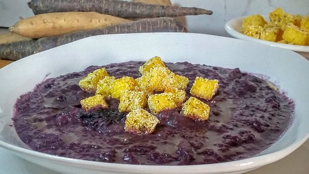 Ed ecco la vellutata di carote viola con crostini di polenta pronta per essere servita e gustata