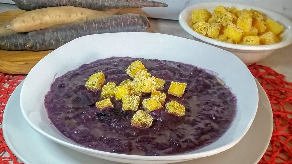 Impiattamento finale: vellutata di carote viola con crostini di polenta