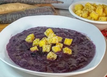 Impiattamento finale: vellutata di carote viola con crostini di polenta