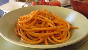 Bucatini con crema di peperoni e ricotta saporiti Bucatini con crema di peperoni e ricotta saporiti