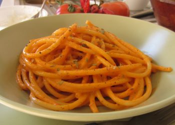 Bucatini con crema di peperoni e ricotta saporiti