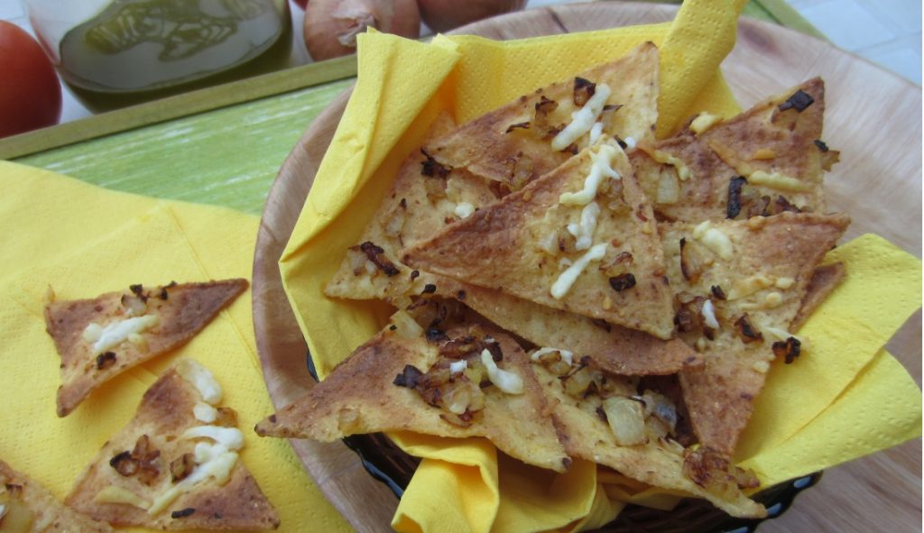 Nachos con formaggio e cipolla croccanti