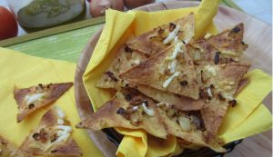 Nachos con formaggio e cipolla croccanti Nachos con formaggio e cipolla croccanti