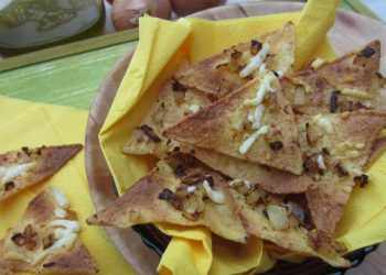 Nachos con formaggio e cipolla croccanti