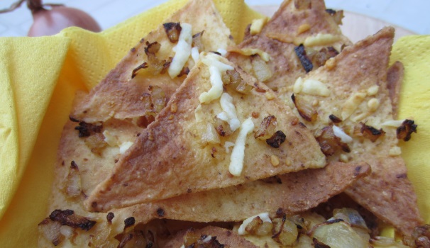 Ed ecco i nachos con cipolla e formaggio pronti per essere gustati, perfetti da stuzzicare accompagnati con una birra fresca.