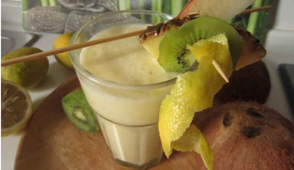 La pina colada analcolica analcolica è pronta per essere servita.