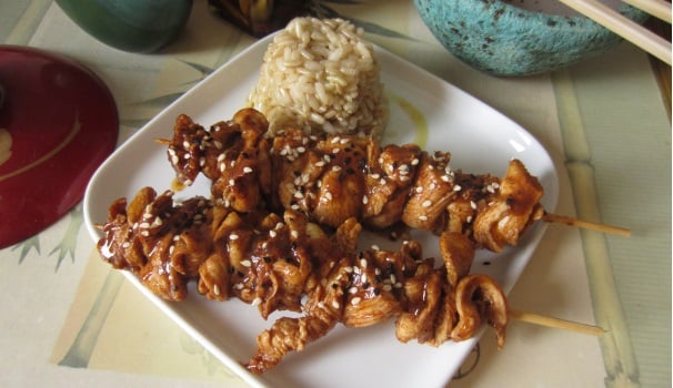 Servite il pollo Teriyaki ben caldo, cosparso con del sesamo bianco e nero. Un vero piacere per gli occhi e per il palato.