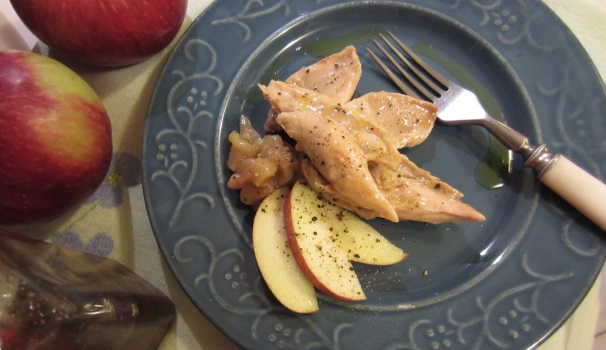 Servite il pollo con le mele con del pepe fresco macinato e delle fette di mela appena tagliata.
 