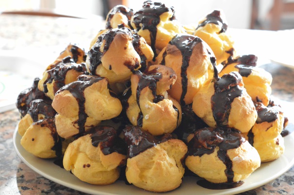 I vostri profiteroles sono pronti per essere serviti.