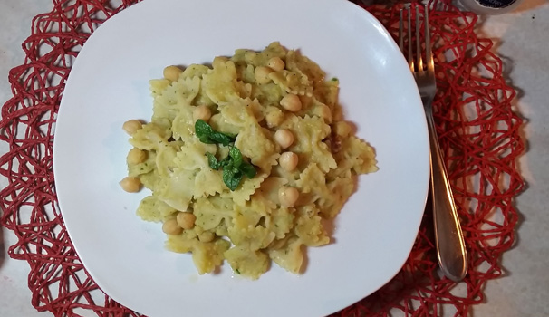 Ed ecco la pasta con crema di ceci alla menta pronta per essere gustata.