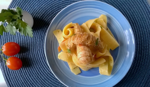 Le pappardelle con canocchie e ciliegini sono pronte per essere gustate.