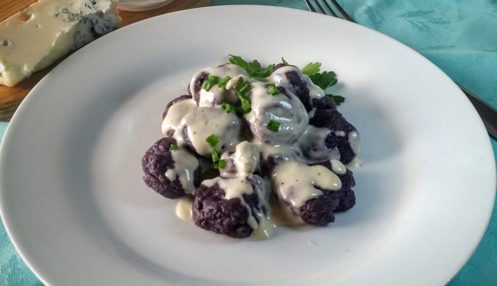 Impiattamento finale: gnocchi di carote viola al gorgonzola